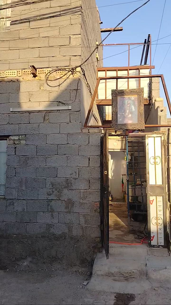 السلام عليكم بيت للبيع مساحته 50متر سكف عكاده مكان سبع قصور شارع كريش البيت من مبني صارله شهرين سند 25  للستسفار ***********   السعر 26 وبي مجال
