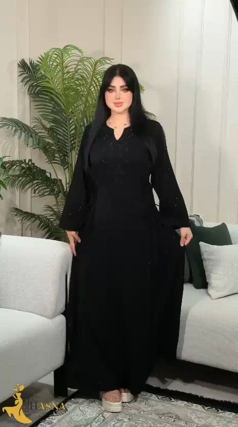كلابيه كشمير مطعم بماي الذهب
برنسيسه سواد فاحم دبل كلوشه 
قماشه راقيه شغل  تطريز ستراس حراري
مكفوله من الغسل
السعر 🔥 
كوت زين القوس شارع الشيرازي مقابل صيدليه نور الصباح
***********
