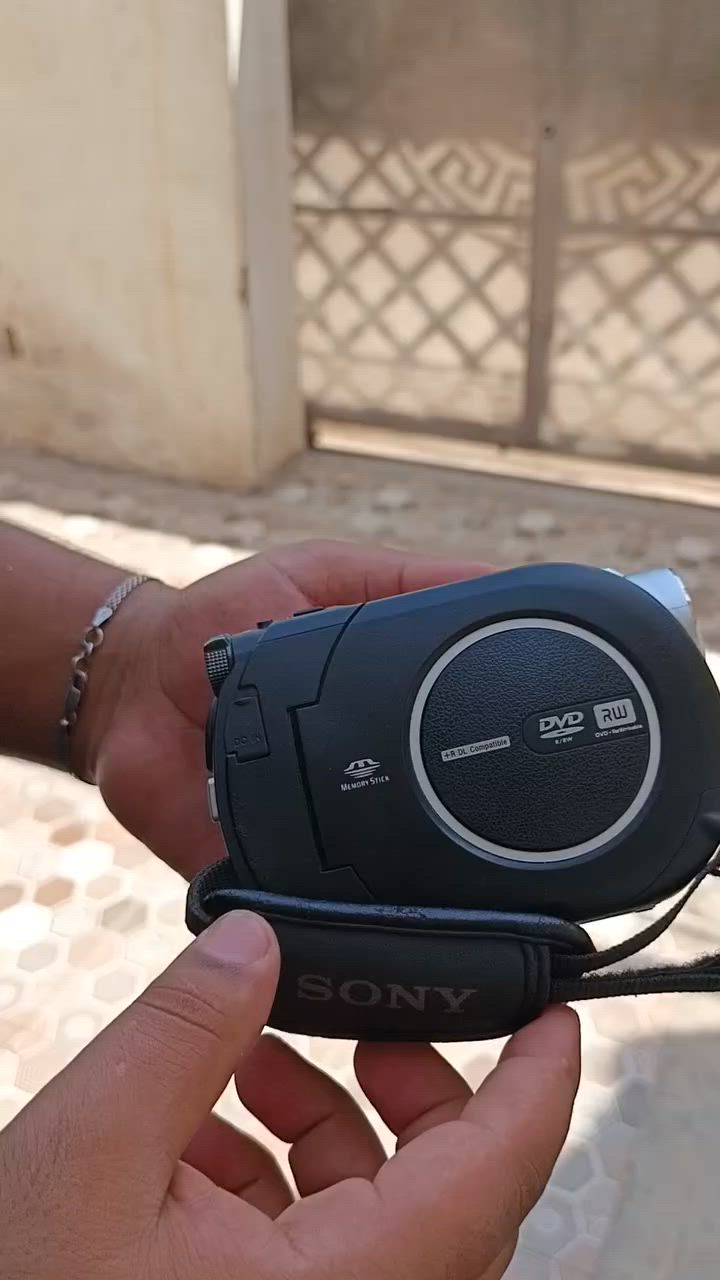 كامرة سوني Sony Handycam DCR-DVD650 كامره نضافه 100/100لا طابه تصلح ولا مفتوحه كامل ملحقاته شاحنه او كيبل عرض وبطارية الجنطه مالته من الاخير تجي وتشوف بيعين النضافه ولقطعه الحلوه العنوان بغداد السريدات ***********
