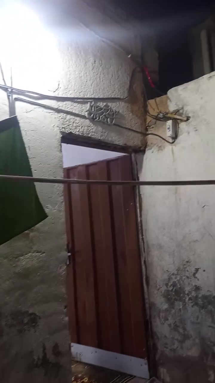 اسلام عليكم بيت للبيع مشمول بل طابو مسوين معامله اله ومساحته 175،
متكون من غرفه 
وصاله ومطبخ 
وديوانيه مسوينه غرفه وصحيات بناء جديد فقط البيت بناء قديمه مكانه حي الحسن قرب البانزين خانه ورا زراعه صاير بصف بيت ركن  ، سعره 70،وبي مجال للشراي  ، رقم بي واتساب يوجد تصال 
(***********)
