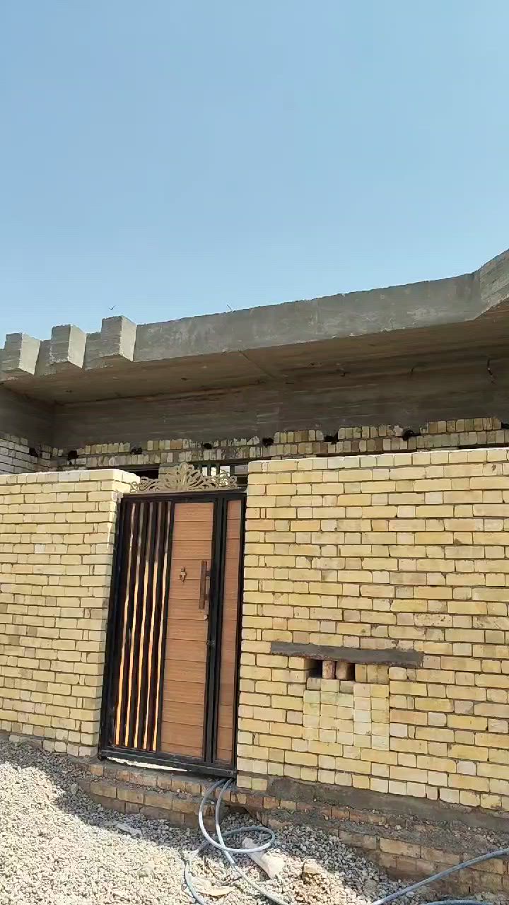 المساحة 90 متر 
السقف مسلح صب 
بناء طابوك جمهورية
بيبان و شبابيك 
***********
بغداد مدينة الصدر الحميدية