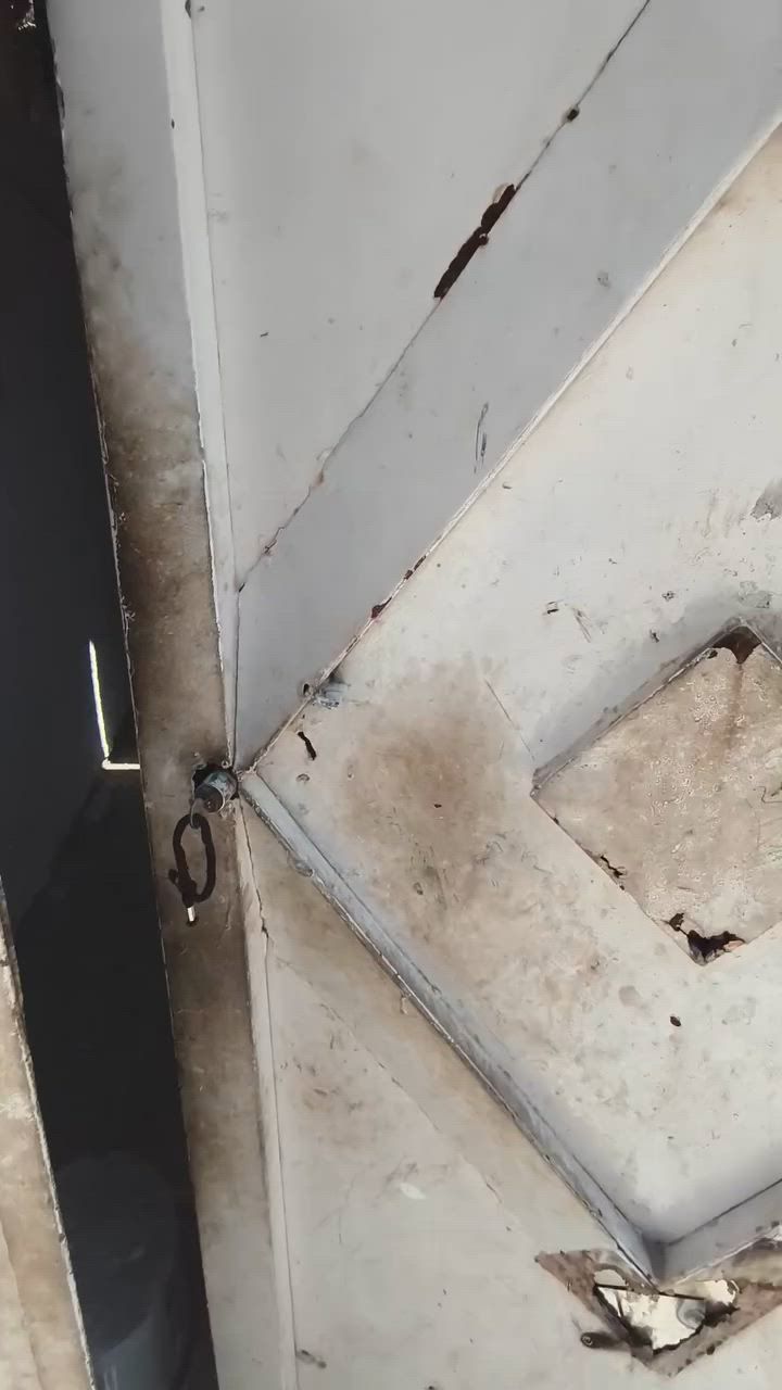 بيت ١٠٠ متر ب الحولي للاجار بصف شارع ٣٠ بي غرفه و صاله و مطبخ و استقبال و صحيات و مكشوفه سعر الاجار ب ٢٥٠ الف وهذا رقمي *********** والله يرزق الجميع ان شاء الله
