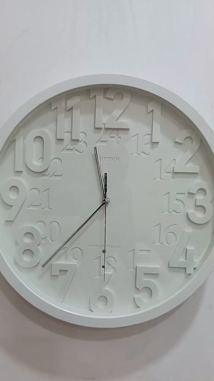 السلام عليكم....ساعة جدارية من ماركه رايثم اصلية...شكل مميز....ارقام ثريدي...نظافة ممتازة...راديوكونترول القطر 33سم السعر 30الف  مع التوصيل للاستفسار: ***********
