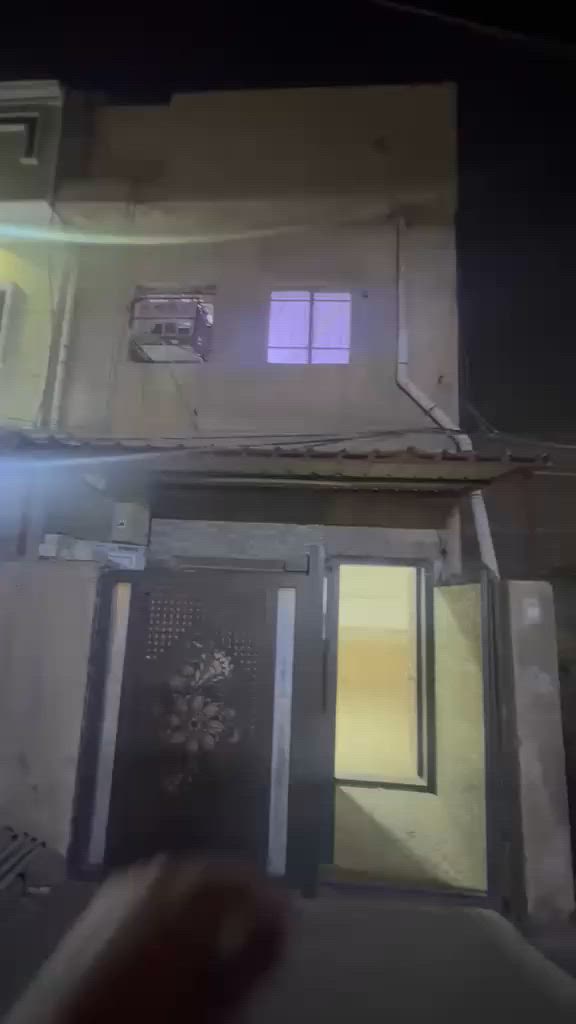 يالل يوجد لدينا بيت الايجار يحتوي هله ثلاث غرف وصاله ومطبخ وخدمات طابق ثاني غرفتين وطابق اول غرفه واحده 
في منطقه حي جهاد في الأمن الوطني 
 سعره 500 قفل اتصل عله رقم او واتساب ***********
