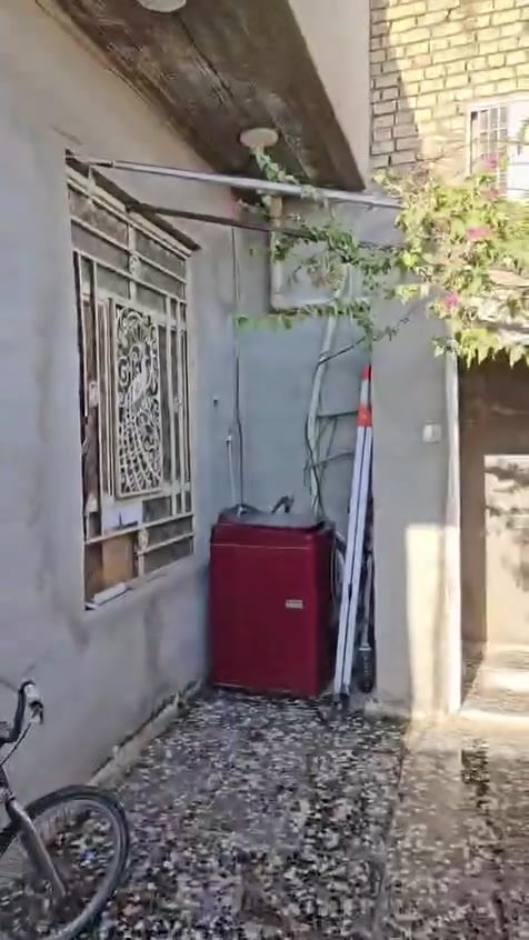 🏡 للبيع بيت مرتب - تفصال عملي ومريح
الموقع: [بغداد/حي النصر/البحث العلمي مقابل حي البتول /شارع اسواق السيد]

المواصفات:
• الواجهة: 6.5 متر | النزال: 20 متر  • المساحة الكلية: 130م² واقع حال مشموله بالتطويب (بيع مكاتبه) • الاستقبال: 4×8 متر - واسع للضيوف والمناسبات • المطبخ: 2.5×4 معزول - نظافة وخصوصية تامة • الصالة: 4×4 معزول - معيشة عائلية مريحة • غرفة نوم: 4×5.5 متر - كبيرة وشرحة • الخدمات: درج داخلي + حمام معزول1.5×2 + ترك 
-بيتونه كبيرة +مخزن وسطح خلفي 
+سطح امامي يصلح لبناء غرفتين كبار  وبالكونه 
مميزات تهمك:
خدمات (تبليط.مجاري.ماء ٢٤ ساعه مينقطع .خطين كهرباء .سحب مولد)
 البيت شرح ومابي خنگة 4. مساحات حلوة: الغرف كلها قياساتها كبيرة مو مخنوكة 
السعر: [٨٥ مليون] وبي مجال للشراي الجاد  
المعاينة: يومياً بالتنسيق المسبق  
📞 للتواصل: [***********] - من المالك مباشرة
