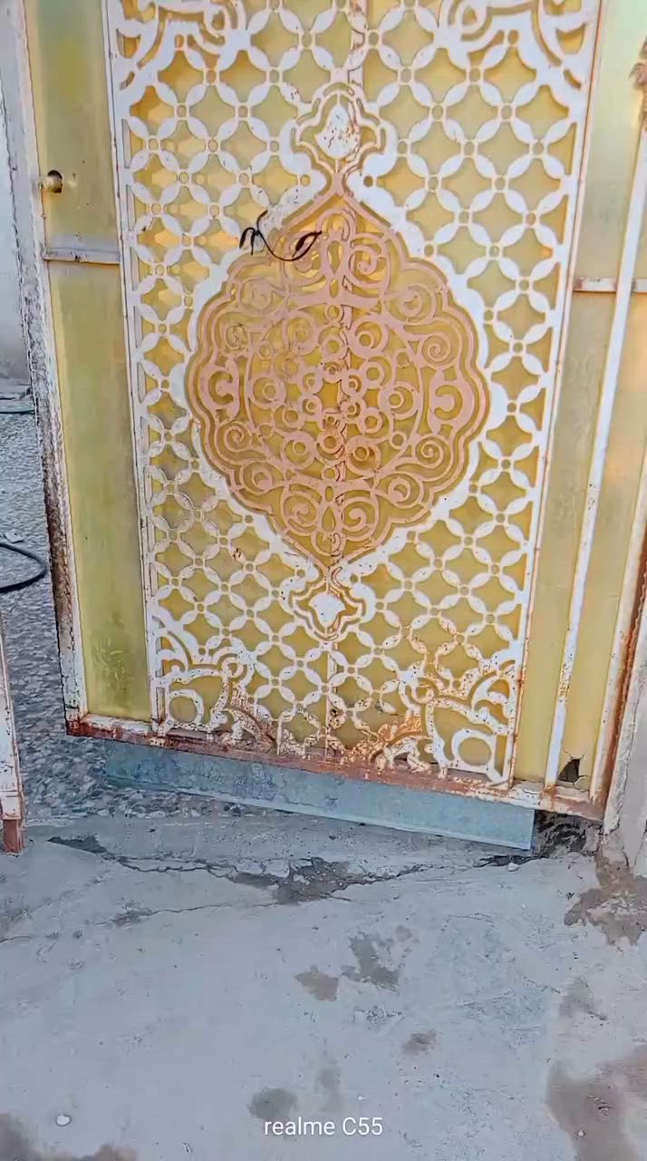 السلام عليكم
متوفر بيت للبيع بسبع قصور شارع المدارس قرب المستوصف مساحته {180} متر طابقين 

كراج 
استقبال 
مطبخ عدد 2
غرف عدد 3 

للاستفسار التواصل 
***********
