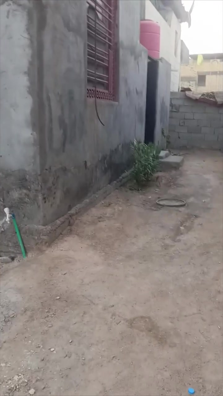 بيت للبيع مساحه 120يحتوي البيت ع غرفتين ودوانيه ومطبخ وصحيات نوع العقار طابو صرف جنس العقار زراعي سند 25 بسمنه البيت مع الاثاث سعره 105 بدون اثاث 100 العنوان بصره تنومه شارع الاطفاء  رقم الاسفسار ***********
