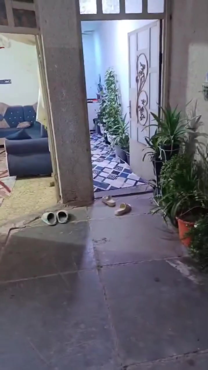سلام عليكم بيت 100متر طابو صرف للبيع
 طابقين كامل يتكون من

📍استقبال

📍3غرف نوم كبار

📍1حمام داخلي +صحيات خارجيه

📍2صاله +مطبخ+ ممر مستقل ع المطبخ

📍درج خارجي للطابق الثاني ودرج داخلي  

📍الشارع نضيف وتبليط ومقرنص
بيت خير من الله جيب غراضك وكعد 
العنوان الحسينيه الراشديه  بداية مسقط شارع الگازينو 
السعر60 الشراي  تفضل خاص او اتصل ع رقم وبيك خير وتدلل ***********

