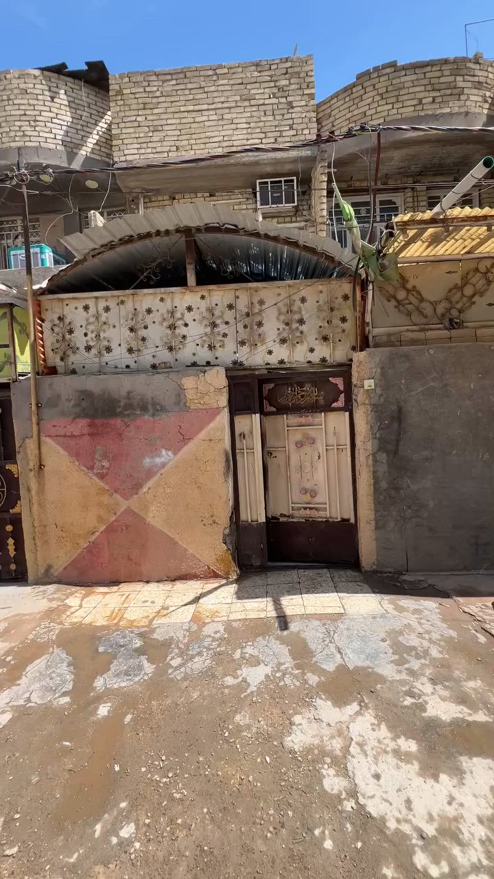 دار للبيع في الشعب قرب مستشفى الزهراء الاهلي نهاية الفورتات البيت طابو صرف المساحة 78 متر يصير فرع مغلق الاستفسار علئ الرقم ***********
