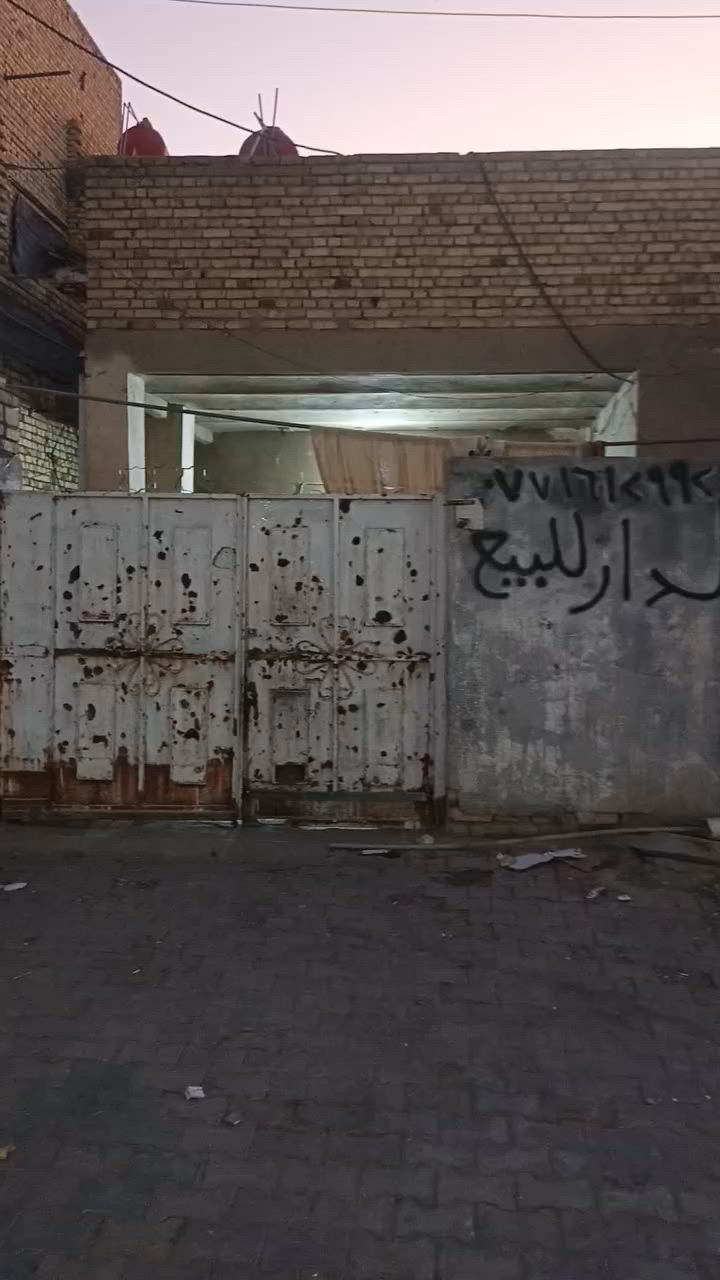 دار للبيع المساحة 200منطقه حي النداء ع شارع 20 جميع الخدمات طابقين غرف نوم 2طابق ارظي و استقبال ومطبخ وصاله وكراج ساره وصلات الطابق الثاني مشتمل غرف نوم عدد2وصاله وصحيات درج خارجي وداخلي البيت عكاده *********** بيع مستعجل

