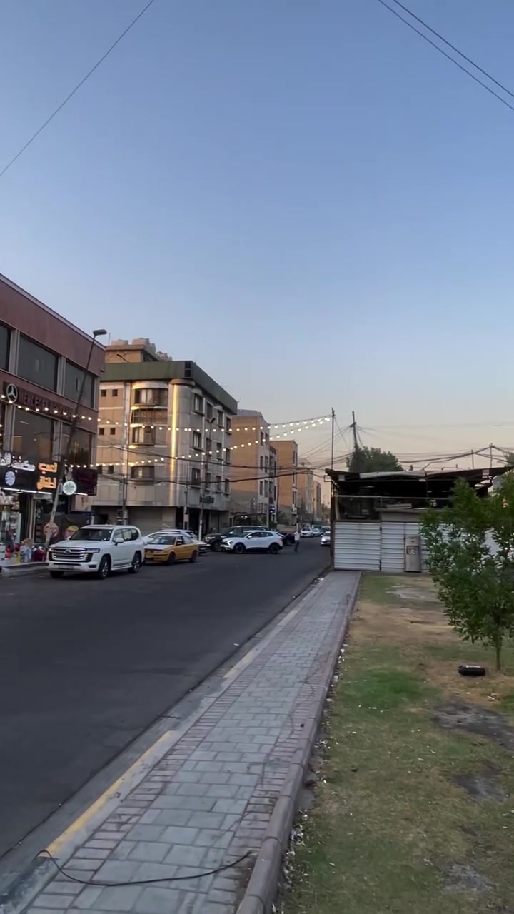 بنايه كامله وجديده للإيجار خمس طوابق مساحتها 255 متر مجهزه بمصعد كهربائي تحتوي على ثلاث محلات وقاعه بالطابق الارضي والطوابق الباقيه تحتوي على شقق وقاعات تؤجر بالكامل مذخر او شركة او اي استثمار لا تؤجر للعوائل الموقع شارع فلسطين العقاري قرب شارع الخيمه العريض محله 502 للاتصال *********** او *********** شركة الخيمه للعقار
