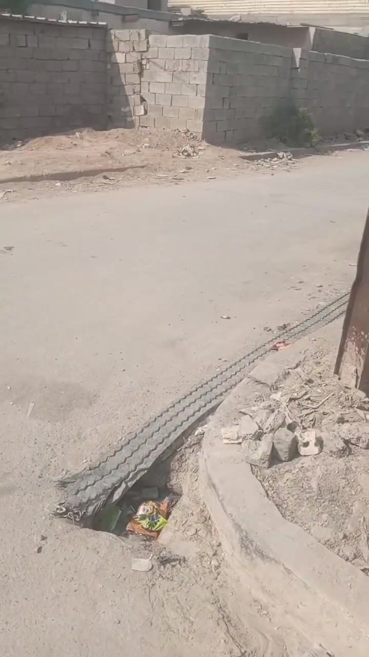 سلام عليكم بيت مساحة200 متر هيكل بي غرفة واستقبال سندويش بيت ركن مجاري كهرباء سحب بي انترنيت بي مكاني خل مطعم الحجي سعر تصال على رقم ***********
