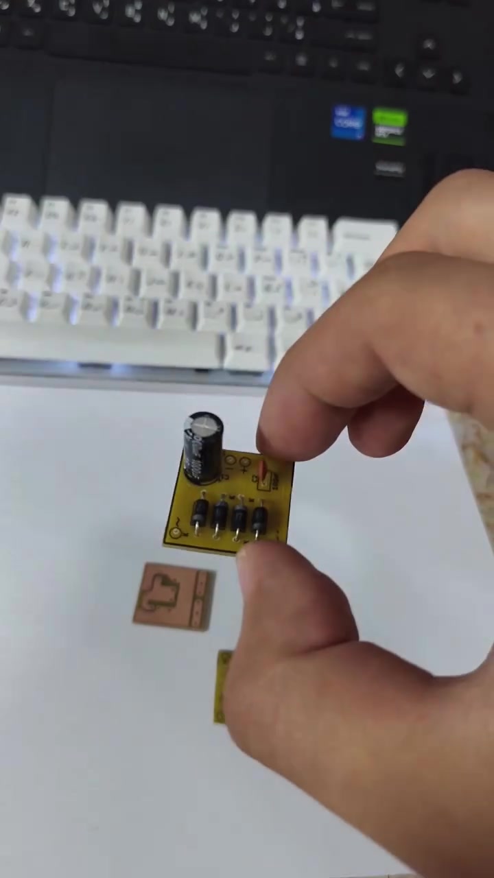 وفرنا لكم دائرة برج ديود (Bridge Rectifier) المدمجة والاحترافية، المصممة خصيصاً لتسهيل عمل الطلاب، الهواة، وكل مبدع في مجال الإلكترونيات. هذه الدائرة تقوم بتوحيد وتقويم التيار المتناوب (AC) وتحويله إلى تيار مستمر (DC) نقي ومستقر بفضل مكثف الـ 100 نانو فاراد للترشيح الفعال والتخلص من التشويش والتنعيم بفضل المكثف الكيميائي.
‏سواء كنت تحتاجها لتجاربك الدراسية أو لمشاريعك العملية، لقد وفرنا عليك عناء التجهيز واللحام اليدوي العشوائي. القطع متوفرة الآن بنسختها الفارغة (PCB) أو كمودل كاملة وجاهزة للعمل!
‏📞 للحجز أو الاستفسار، تواصل معنا على الرقم:
‏***********
‏أو عبر مراسلة الصفحة مباشرة.
‏⏳ إنجاز وتسليم الدوائر المطبوعة خلال 48 ساعة فقط!
#العراق #الكترونيات #pcb #electronics #baghdad_pcb
