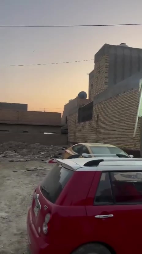 السلام عليكم بيت للبيع مساحته ٢٢٠ طابو صرف بناء جديد سنه ٢٠٢٥ يتكون من غرفتين نوم وصاله ومطبخ حار وبارد واستقبال وكلدور وثلاث مجمعات صحيه داخليه و خارجيه ومجمع بالطابق الثاني 
الطابق الارضي كامل والطابق الثاني صاعد كلدور ومجمع صحيات العنوان شارع ٨٠ بضهر التجاري يبعد عن الشارع ٣٠ متر موقع ممتاز قريب موقف الكيات فرع المخبز در النجف الشراي يتفضل *********** خاص
