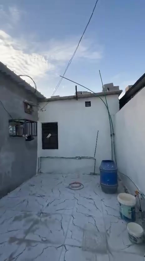 بيت البيع وقف سني مسجل اصولي المساحه 100 متر يحتوي البيت على قرف عدد 2 وستقبال وصاله ومطبخ وصحيات العنوان البصره ابو لخصيب ابو كوصره قرب جامع الحسان السعر 32 مليون وبي مجال الستفسار نتصل على الرقم *********** بي واتساب
