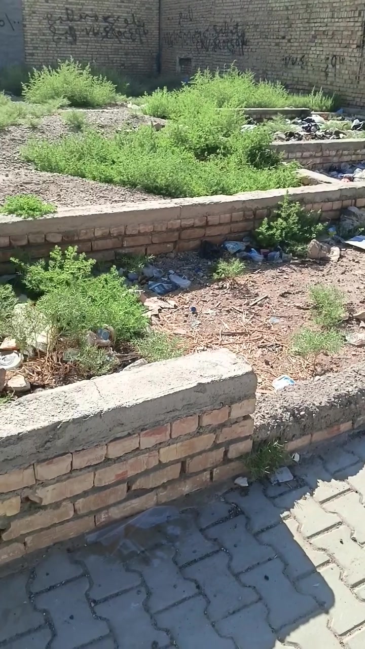 سلام عليكم قطعه ارض للبيع مساحه ١٠٠متر الأرض بيهه بتلو الارتفاع متر عن شارع مي كهرباء تبليط والأرض مدفونه الاستفسار الاتصال على الرقم ***********
