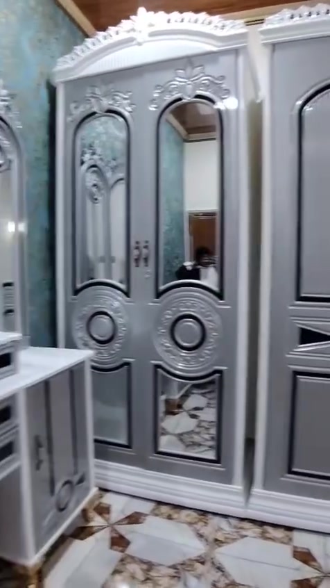 خشب عراقي 🇮🇶
  تصميم تركي🇹🇷
  "نجارة بغداد" الشغل الدرجة الأولى
الى سنه من اشتريتها بمليونين و750 

رايدها بمليون و950 وبيها مجال

العنوان البصره _الزبير

للتواصل واتساب +اتصال ***********
