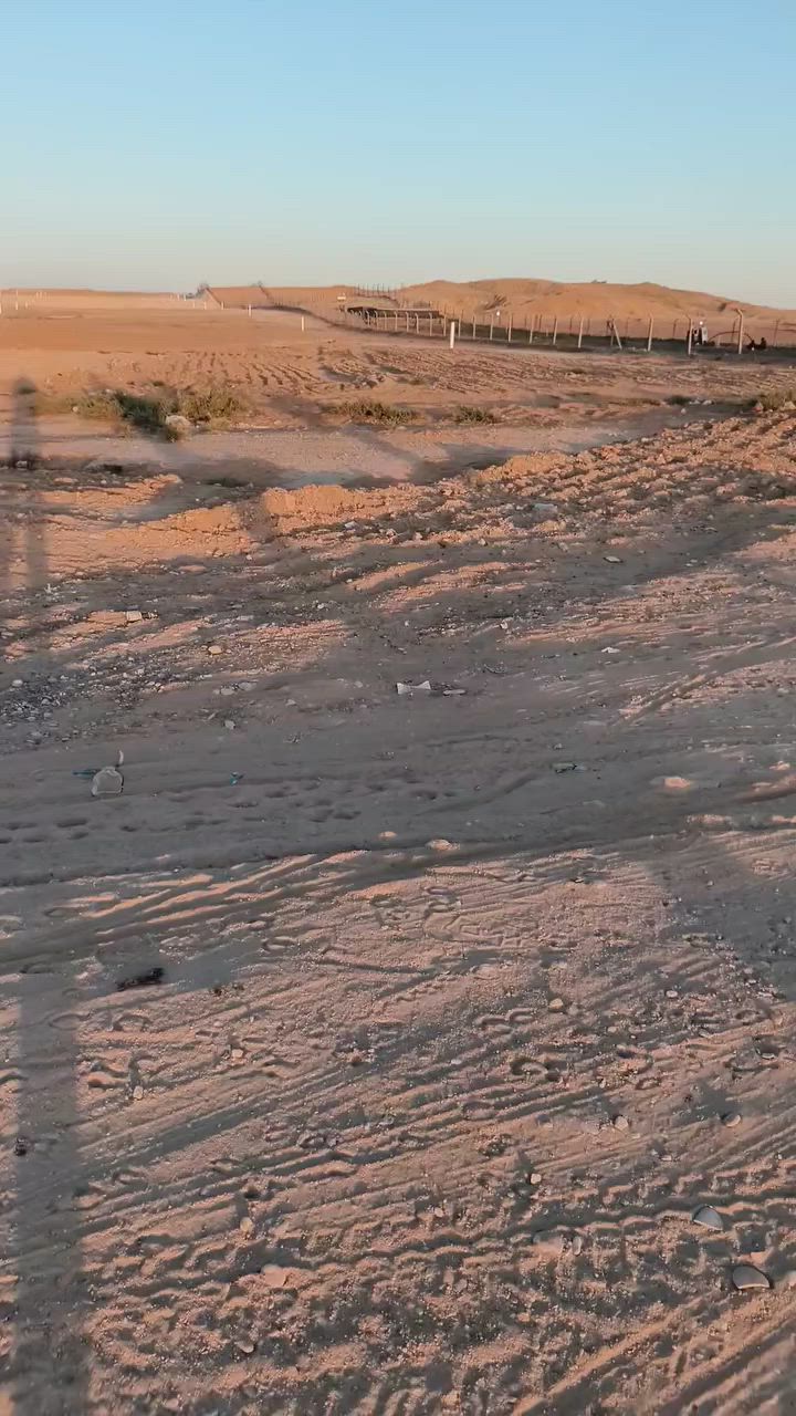 قطع ارض ع نضام عرصات للبيع محدده بعمده كونكريتيه ومحدده مثل ما واضح بالفديو لقطعه حلوه كلش سعر 13 وبيه مجال بسيط متواجد ع واتساب ورقم
‏‪***********‬‏
