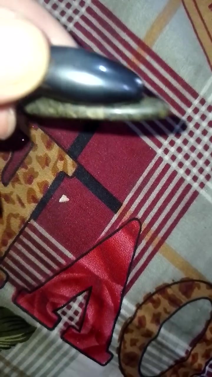 حجر يلصق باالمغناطيس 
***********
