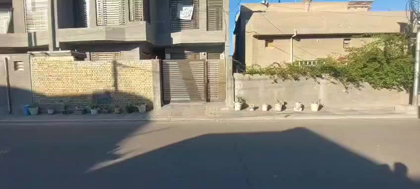 للبيع بيت مساحه  ٢٠٠ متر حي الرياض الشارع الرئيسي خلف البريد مباشرا
الأساس رفت 
طابقين مثل ماواضح يمك يلتصوير 
الطابق الأول كامل عل اخر حبايه غرفتين نوم وصاله واستقبال ومطبخ ومجمع صحيات
الطابق الثاني  غرفتين نوم وصاله ومجمع صحيات 
بس الطابق الثاني عوزه لبخ وارضيه
مساحه الشارع ١٢ متر
***********
***********
