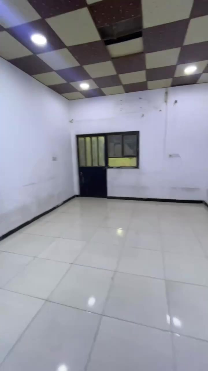 شقه للإيجار بحي الاصدقاء حديثه
غرفتين وصاله واستقبال ومطبخ 
وصحيات الايجار 550 الف
 للاستفسار : ***********
