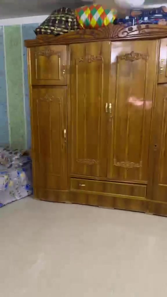 سلام عليكم ديوان ١٦ متر نظافه ٩٠٪ مع طبله كبيره و٤ صغار ولديوان الثاني ١٢ متر نظافه ٨٠٪ وكنتور ٤ ابواب وملحق نضيف مستعمل قليل السعر مليون و١٠٠ وبيهن مجال المكان بعقوبه خرنابات  ***********
