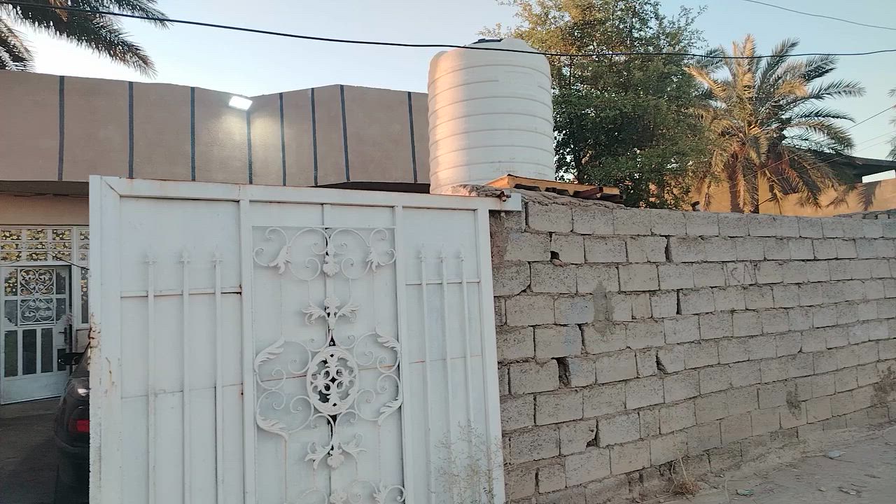 السلام عليكم ورحمة
بيت مساحة 200 متر واجهة 10 أمتار طابو سند 25 يحتوي على غرفتين نوم واستقبال ومطبخ وحمام وصحيات خارجية بناء جديد قبل 3سنوات خدمات كامله ماء وكهرباء ومجاري وتبليط مدارس واسواق العنوان المدائن منطقة الجعاره مقابل المستوصف الصحي السعر 85 قابل للتفاوض.. 
للتواصل *********** مكتب القمه للعقار غير متواجد على الفيس يتوفر واتساب
