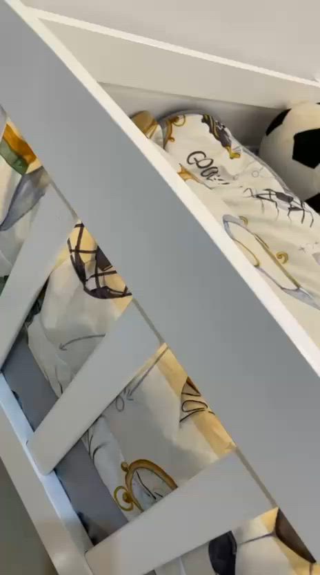 السلام عليكم ( سرير جديد غير مستعمل فقط مرتين لطفل عمر سنتين)                                                 - يستخدم من عمر سنة الى ١٢ سنة  جديد كلش مثل ما موضح بالصورة                      السعر ١٠٠ وبي مجال بسيط 
*الغرض من البيع عدم نوم الطفل به 

(كنتور باب جانبي يحتوي رفين وباب الوسط للتعاليق واسفل يحتوي ع باب به رفين كبار ايضاً ومجرات ثلاثية جانبية)
م/يدات المجرات موجودة ولكن لم يتم تثبيتها لعدم استخدامها )
ايضاً غير مستعمل والغرض من البيع لعدم استخدام الطفل للغرفة 
السعر ٧٥ وبي مجال بسيط 
  للاستفسار 
*********** واتساب /عادي 
مكاني بغداد الدورة
