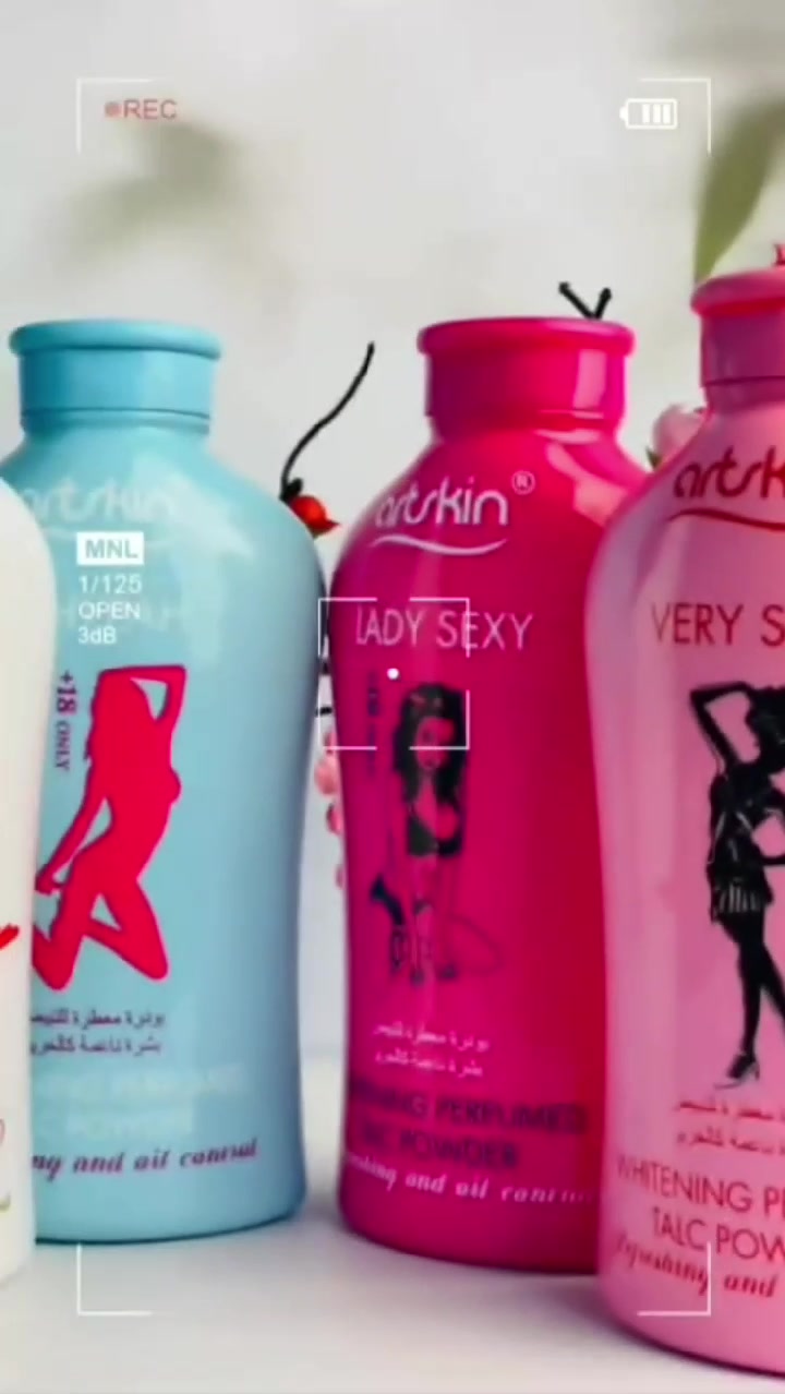 🌸 لعشاق النعومة والانتعاش.. بودرة Artskin المعطرة 🌸
إذا تحبين جسمج يظل دايماً فواح بعطور مميزة وبملمس ناعم وخفيف مثل الحرير، هذي البودرة من Artskin هي الاختيار المثالي إلك.

🎨 نكهات وعطور تناسب كل الأذواق:
 VERY SEXY (الوردي الفاتح): عطر أنثوي ناعم ومميز، ينطي إحساس عالي بالأنوثة.
 OHYEAH (السمائي): ريحة النظافة والانتعاش البارد، مثالية جداً بعد الحمام.
 MY SOUL (الأبيض): عطر هادئ، رقيق وخفيف، للّي يحبون الروائح البسيطة والداخلة للقلب.
 SEXY NIGHT (الأخضر): لمسة عطرية فخمة ومختلفة، تناسب الأوقات المسائية الهادئة.
 LADY SEXY (الفوشي): عطر واضح وجذاب، يضيف لج لمسة ثقة وحيوية

سعر القطعة 10 الاف