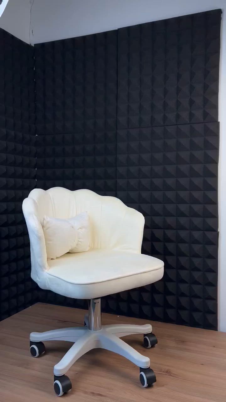 كرسي مكتبي ومكياج مخملي أنيق تصميم فيونكة وارتفاع قابل للتعديل

الاستخدامات:

مثالي ككرسي مكتب منزلي مريح، أو كرسي لتسريحة غرف النوم أو لغرف الدراسة والمذاكرة.

يضيف لمسة ديكور فخمة وعصرية لصالونات التجميل، العيادات، أو كراسي الاستقبال الأنيقة.

يضمن جلسة مريحة وصحية ومسنداً ممتازاً للظهر أثناء العمل أو تصفيف الشعر والمكياج.

المميزات:

قماش مخملي ملكي: مكسو بالكامل بقماش القطيفة (المخمل) الناعم عالي الجودة الذي يمنح شعوراً بالفخامة والراحة الفائقة.

مسند صدفة هندسي: تصميم مسند الظهر يأتي على شكل تموجات الصدفة الأنيقة لاحتضان الظهر وتوفير دعم مريح.

وسادة فيونكة قطنية: يأتي مع وسادة قطنية منفصلة وناعمة جداً على شكل فيونكة (Bow-tie) لدعم منطقة أسفل الظهر (القطنية) بامتياز.

مكبس هيدروليكي كروم: مزود بمكوك غازي قوي وسلس يتيح التحكم بالارتفاع من 65 إلى 75 سم ليتناسب مع جميع ارتفاعات المكاتب.

قاعدة نجمية متحركة: قاعدة خماسية متينة ومقاومة باللون الأبيض، مزودة بـ 5 عجلات تدور 360 درجة بسلاسة وصمت تام دون خدش الأرضيات.

تركيب سهل وسريع: يتضمن المنتج مفتاح "ألنكي"مخصص لتركيب الكرسي وتجميع البراغي خلال دقائق وبدون الحاجة لأدوات خارجية.

الملاحظات:

طريقة تنظيف قماش المخمل: للحفاظ على جودة ولون المخمل الفاخر، تجنب سكب الماء أو المنظفات السائلة مباشرة عليه؛ ويُنصح بتنظيف البقع فوراً باستخدام رغوة التنظيف الجاف ومسحها بقطعة قماش قطنية ناعمة ورطبة قليلاً.

نصيحة أثناء التجميع: عند تركيب القاعدة والمقعد باستخدام مفتاح الألنكي المرفق، يُنصح بوضع جميع البراغي في أماكنها أولاً دون شدها بالكامل، وبعد موازنة الكرسي قم بشدّها جميعاً بإحكام؛ لضمان توازن مثالي للكرسي ومنع أي اهتزاز.

إعادة الفحص الدوري: بمرور الوقت ومع الحركة المستمرة، قد ترتخي البراغي السفلية قليلاً؛ يُنصح بإعادة تفقدها وشدها مرة كل 6 أشهر لضمان ديمومة الكرسي وأمانه التام.

القياسات:

أبعاد المنتج: طول 45 سم × عرض 40 سم × ارتفاع (من 65 إلى 75 سم قابل للتحكم).

أبعاد كرتون التغليف: 45 × 40 × 30 سم.

السعر ٦٠  الف


**إذا كنت صاحب هذا الإعلان وتريد حذفه لأي سبب، رجاءا أرسل رسالة إلى الدعم الفني**
