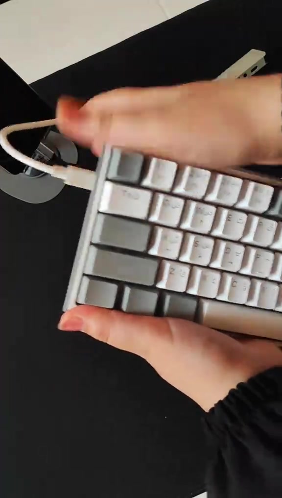 ​🎮 كيبورد الألعاب الميكانيكي Redragon K617 Fizz RGB 🎮 للحجز واتساب 🧩*********** (نسخة مدعومة بالحروف العربية 🇸🇦/🇬🇧) ​✨ أبرز المميزات: ​حجم مدمج 60%: يوفر مساحة كبيرة لحركة الماوس ومثالي للألعاب🎀 ​سويتشات ميكانيكية حمراء (Red Switches): استجابة فائقة السرعة مع صوت هادئ ومريح للطباعة واللعب👾 ​إضاءة RGB Chroma: أنماط إضاءة متعددة وألوان مبهجة قابلة للتعديل. ​خاصية Hot-Swap: إمكانية تغيير المفاتيح بسهولة✳️ ​💡 الخيار الأفضل للالعاب وصناع المحتوى يجمع بين الأداء القوي والسعر المنافس! . يتوفر توصيل لجميع محافظات العراق 🇮🇶  #العاب #كيبورد #كيبوردات #العراق 
