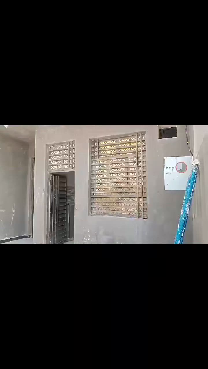 سلام عليكم بيت جاهز للسكن مساحه ٢٠٠ متر بناء طابوك صب كونكريت البيت غرفتين صاله دوانيه ومطبخ وصحيات داخليه وخارجيه بناء درجه اولى السبل شارع المدرسه الشارع مقابل مكتب ابو ساره الثاني ثالث بيت اي استفسار ***********
