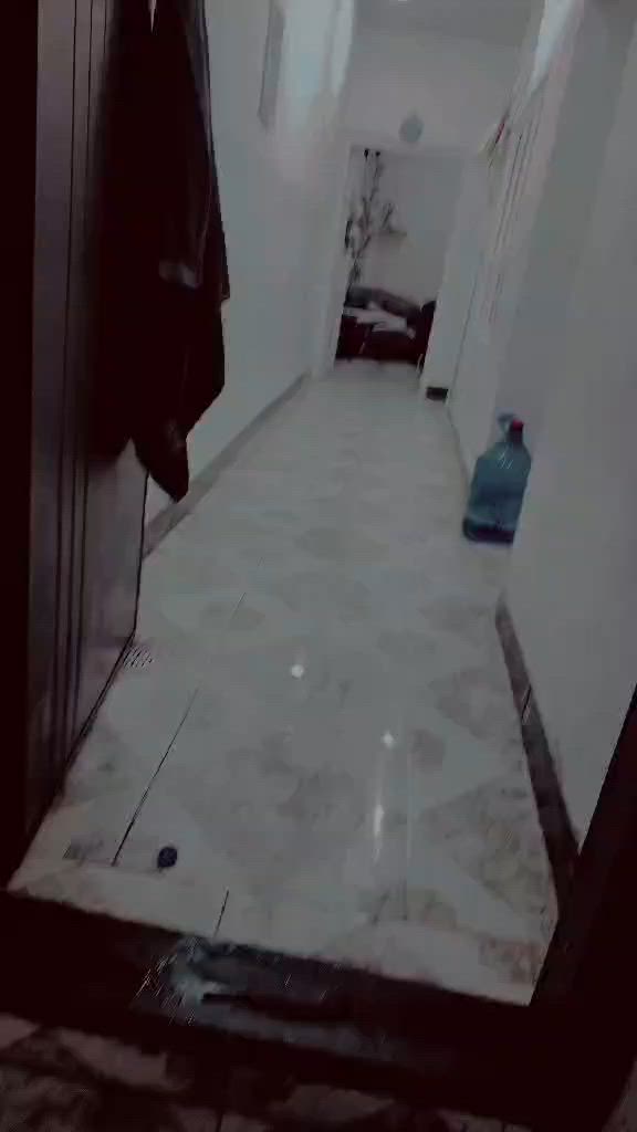 بيت للبيع في كركوك واحد اذار قرب المحافضه الجديده بين المستوصف والمدارس ب25 وبي مجال *********** مساحته اقل من 100 تقريبا 70 متر البيت صغير ونضيف مشمول بالتمليك حوش صغير حمام وتواليت خارجي مرتب البيت
