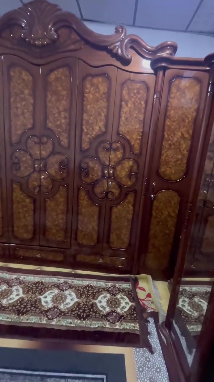 السلام عليكم غرفه ماليزيه كنتور ابو 8 بيبان الغرفه 7 قطع جديده كلش سبب البيع اريد اشيل حته الجربايه فاتحها لن متوازي ع بيع مكاني بصره 5ميل السعر ٥٥٠ وبيها مجال ***********
