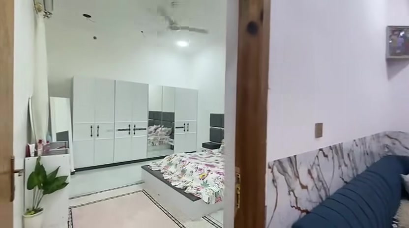 السلام عليكم عندي بيتي أريد ابيعة طابقين طابو زراعي المساحه 150متر. التنومة كردلان شارع الشهداء حي الخضراء شارع عشرة متر بية أربع غرف وصالة وديوانية ومطبخ وصحيات وطارمة بناء جديد السعر ١٤٠ مليون ***********
