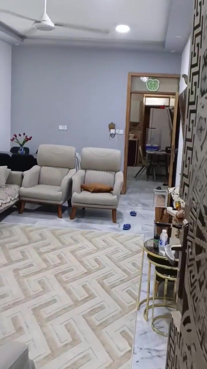 دار للاجار مساحة 95متر الحريه السلام شارع 30 قرب المجمع سكني موقع هادء
طرمه جبيره حمام خارجي استقبال مطبخ صحيات منور غرفه نوم وطابق ثاني غرفتين نوم وصحيات وبلكونه وسطح وبيتونه البيت نظيف حيل احلا من الفديو للاستفسار *********** واتساب فقط
