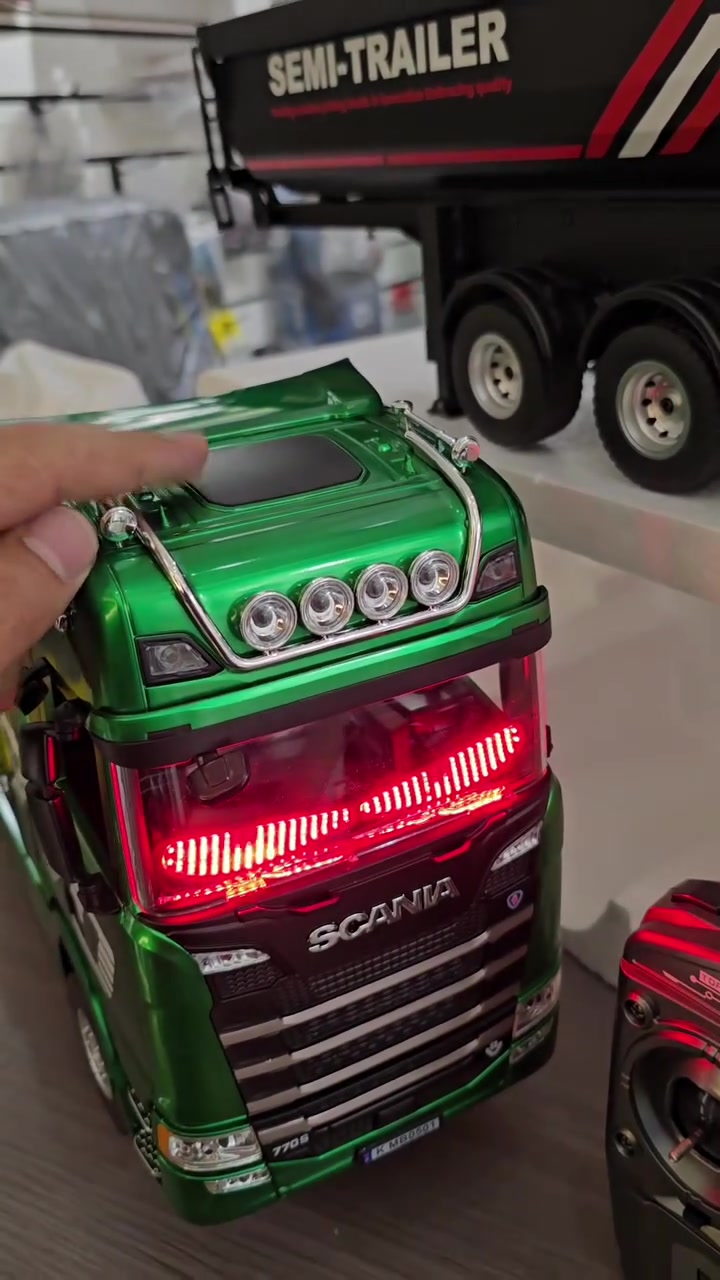 SEMI_TRAILER HUINA 1/18 
مقطورة حمل قلاب من هوينا 
بغداد_الدورة 
***********

 #مقطورة_قلاب #هوينا #semi #trailer #قلابات #نسافات #شاحنات #حمل
