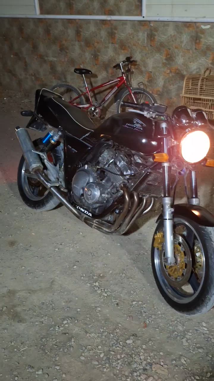 السلام عليكم
للبيع دراجة سيبي فور 400cc جيل اول 2001 دراجة حلوة وخير من الله نكرة سلف بكل وقت اوراق كاملة  نقص دراجة فقط استاند وسط الباقي كلة كامل مكان دراجة ديالى بعقوبة شارع الديري استفسار اكثر خاص او واتساب او على رقم *********** 
سعر الدراجة $15 بيها مجال شراي بيك خير ودلل
