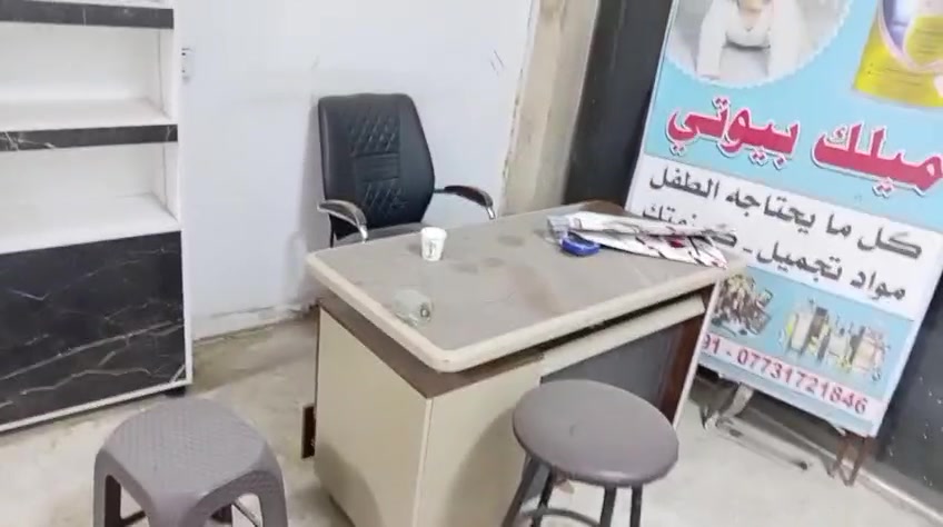 رفوف محل عدد ٩ حجم كبير جديدة مع انارة داخلية للرفوف مع مكتب وملحقاته للبيع السعر مليون ونصف١٥٠٠٠٠٠بيها مجال المكان بغداد الشعلة