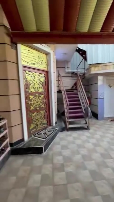 السلام عليكم شبابنه  الطيبين بيت للبيع طابو ملك صرف بغداد التاجي حى الحسن العسكري مساحة 150متر مسلح قاطين فول مواصفات بناء حديث طابوق 4غرف نوم واستقبال وصالة وحولى ومطبخ وحمام داخلي خارجي استارة كاشي واسيراميك جاهز شارع 20قريب على الحلاق احمد  ويرهم هوة والاثاث ورهم بدون اثاث ؟ غير متواجد  هنا تواصل بل  واتساب ***********
