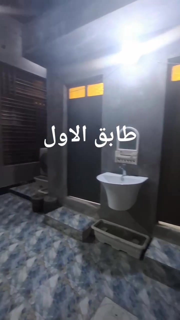 دار للبيع طابو صرف المساحه 125 متر  الطابق الارضي غرفه وصاله ومطبخ وديوان وصحيات خارج وداخل  الحوش چبير،، الطابق الثاني غرفتين سويت كل غرفه بيهه حمام،،  صاله چبيره  بس الطابق الثاني بي نقص لباخ وكهرباء وسيراميك  ،، السطح كامل ماناقصه شي قمريه على كبر البيت  البيت كله درجه اوله مصور من اول ما مشتغله لحد ما وصل لسقف  البيت بصف الركن على ساحه  الزبير حي الفداء مقابل شقق دور الضباط مدارس مستوصف قريبات  السعر 160 وقابل لتفاوض صاحب الدار***********
