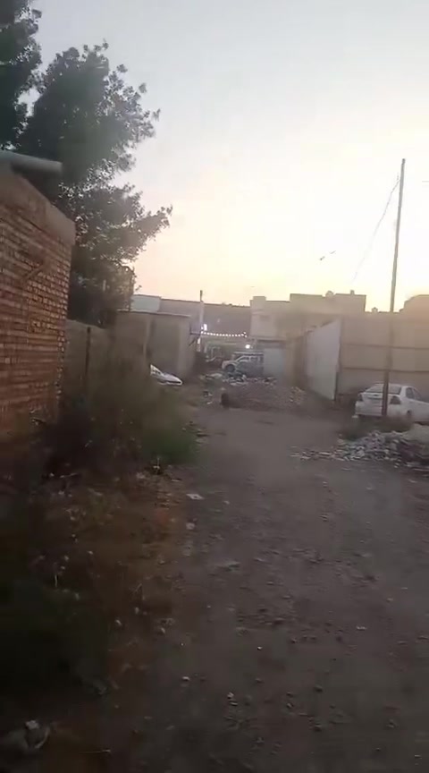 السلام عليكم بيت للإيجار بناء حديث 🏠  بنزلت كميره 
يحتوي ع طابقين طابق الأول مطبخ وصحيات واستقبال  منور
الطابق الثاني غرفتين نوم وصحيات 
طابق الثالث بيتونه وسطح تانكي وماطور واير نت  وكيزر كامل 
للاستفسار ع 📜 ***********
