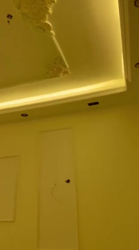 السلام عليكم نشتغل صبغ سحب معجون ترميم بيوت جميع انواع لديكور لعنده شي يراسلني هذا رقمي ***********
