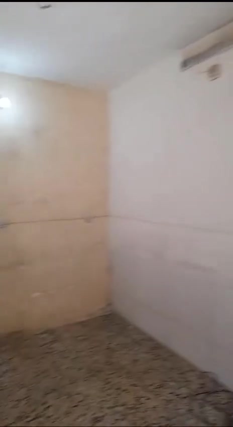 السلام عليكم بيت للايجار منطقه الاسكان يم العياده الشعبيه بفرع 40 متر طابقين الطابق الاول يحتوي صالة ومطبخ وخدمات والطابق ال2 يحتوي ع غرفتين نوم وسطح  اليجار 450                      
اني مو دلال صحب البيت ***********
