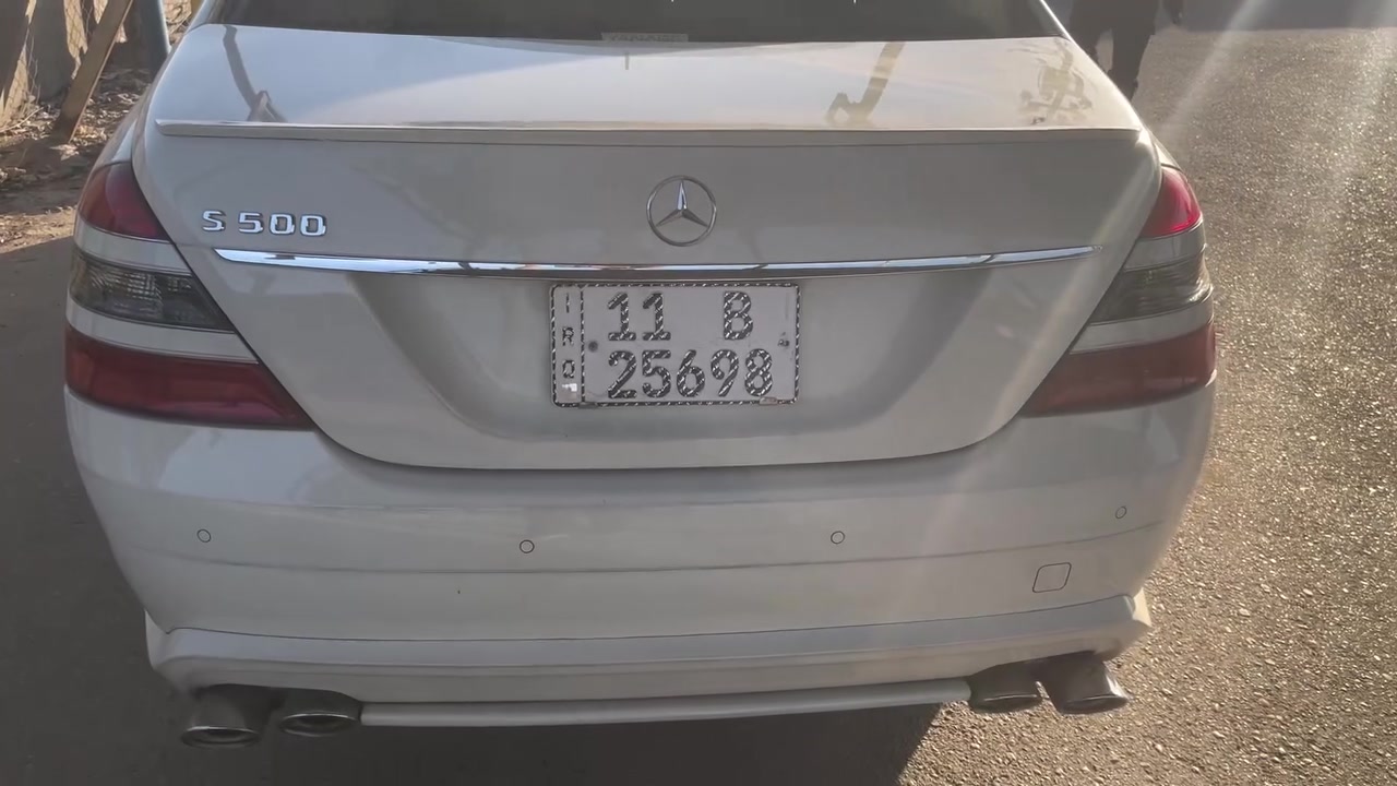 تحية طيبة للبيع فقط مارسيدس Sمحرك 6سلندر 350S باب قصيره اللون ابيض صدفي والداخل عسلي جديدة جدا وارد يابان ماشية 135000كم سلايد روف مكفولة من الصبغ 
والسيارة مخزنه لمده 3سنوات رقم بغداد تسجيل جديد قرار 102
للاستفسار ابواحمد ***********
السعر 22500$مكان السيارة بغداد شارع فلسطين
