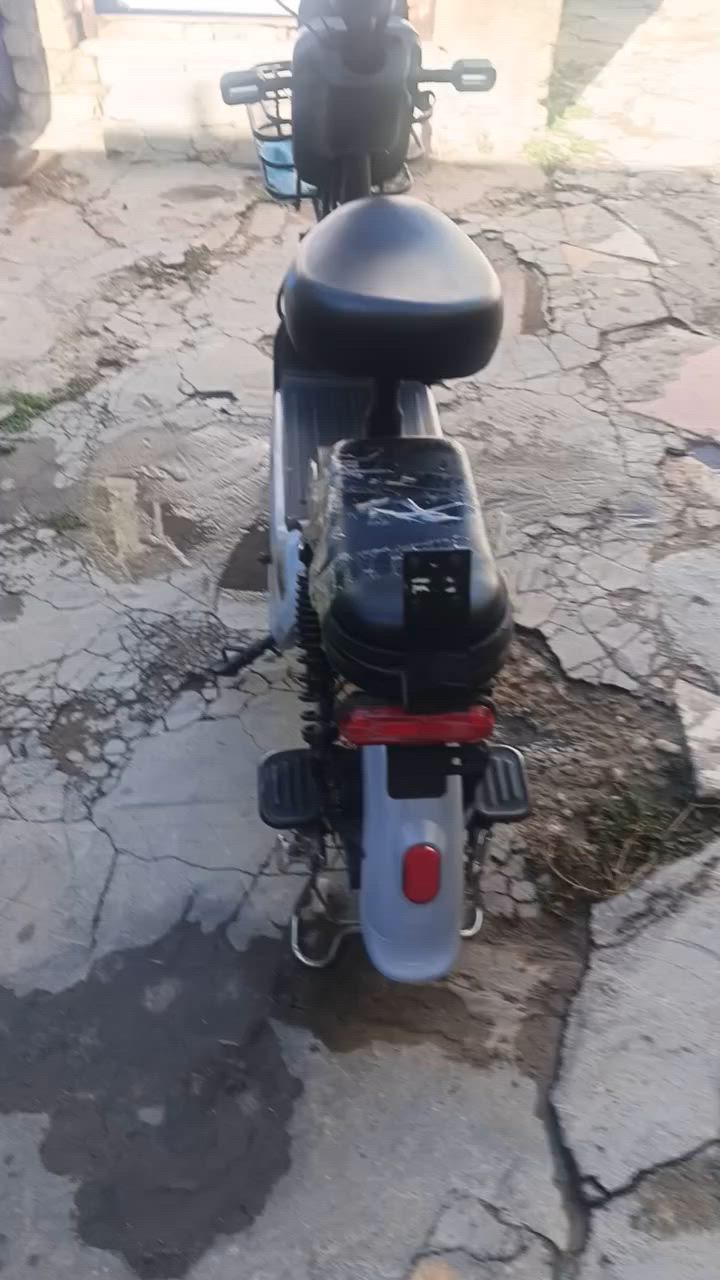 دراجة نوع بيان أصلي أخو الجديد كلش نضيفة سرعة ٧٠ فيها أربع سرع عكس إلي تجي بالسوق ٣ سرع بيها مثبت سرعة أربع بطاريات 🔋حجم ١٤ شحنتها الأصلية وياها  للاتصال : ***********
