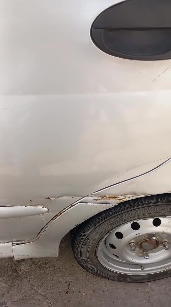 كيو كيو  موديل ١٢ سيارة مثل ماموضحة بالصور والفيديو باسمي ابيع عقد مروري السيارة جواي صار سنة ابد متوكفني بالشارع  يرادلها ترتيب  الدشبول  ..كير اوتوماتيك  محرك جيد جدا تخم تاير الدشبول مكسور هاي كل تفاصيلها  رايدها ب ٢٧ وبيها مجال للطيبين مكان السيارة بغداد شارع فلسطين. للاتصال ***********
