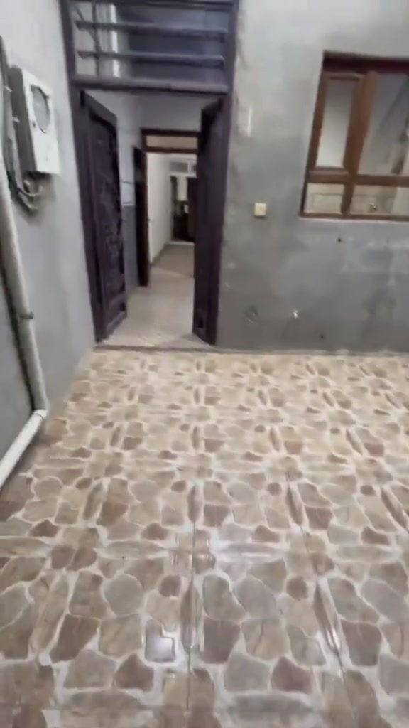 طابق أرضي غير مستقل منطقة ٧٧ قرب شارع ٢٠
 غرفة نوم وهول واستقبال ومطبخ وصحيات وكراج 
السعر٢٠٠
***********
