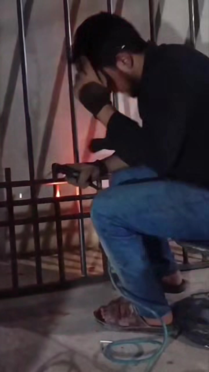 انتا بس أختار وأترك الباقي علينا
عمل حمايات شبابيك شغل نضيف ومرتب وأحد على وأحد واسعار مناسبه للتواصل رقم الهاتف *********** بس خبر ونجيك لباب بيتك جاهزين لاي شغل يخص الحدادة و مناور و سقايف و اي شي يخص الحدادة
