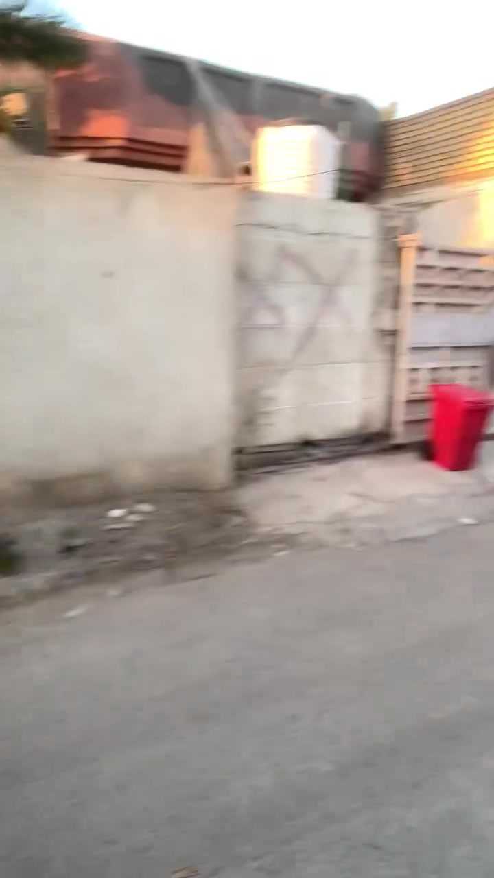 بييت 200م للبيع ورة شارع الحدادين 
واجهة ٨ نزال ٢٥ 
منور خلفي متر ونص * ٨ امتار 
كراج ١٣ * ٤ 
حديقة ٨,٥ * ٤ 
غرفة نوم ٥*٤ 
صالة ٦*٤ 
صحيات خارجية داخلية 
استقبال ٧وربع *٤ 
مطبخ ٤,٥ * ٤ 
خدمات كاملة ماء تبليط مجاري ثقيلة كاملة

للتواصل ***********
***********

